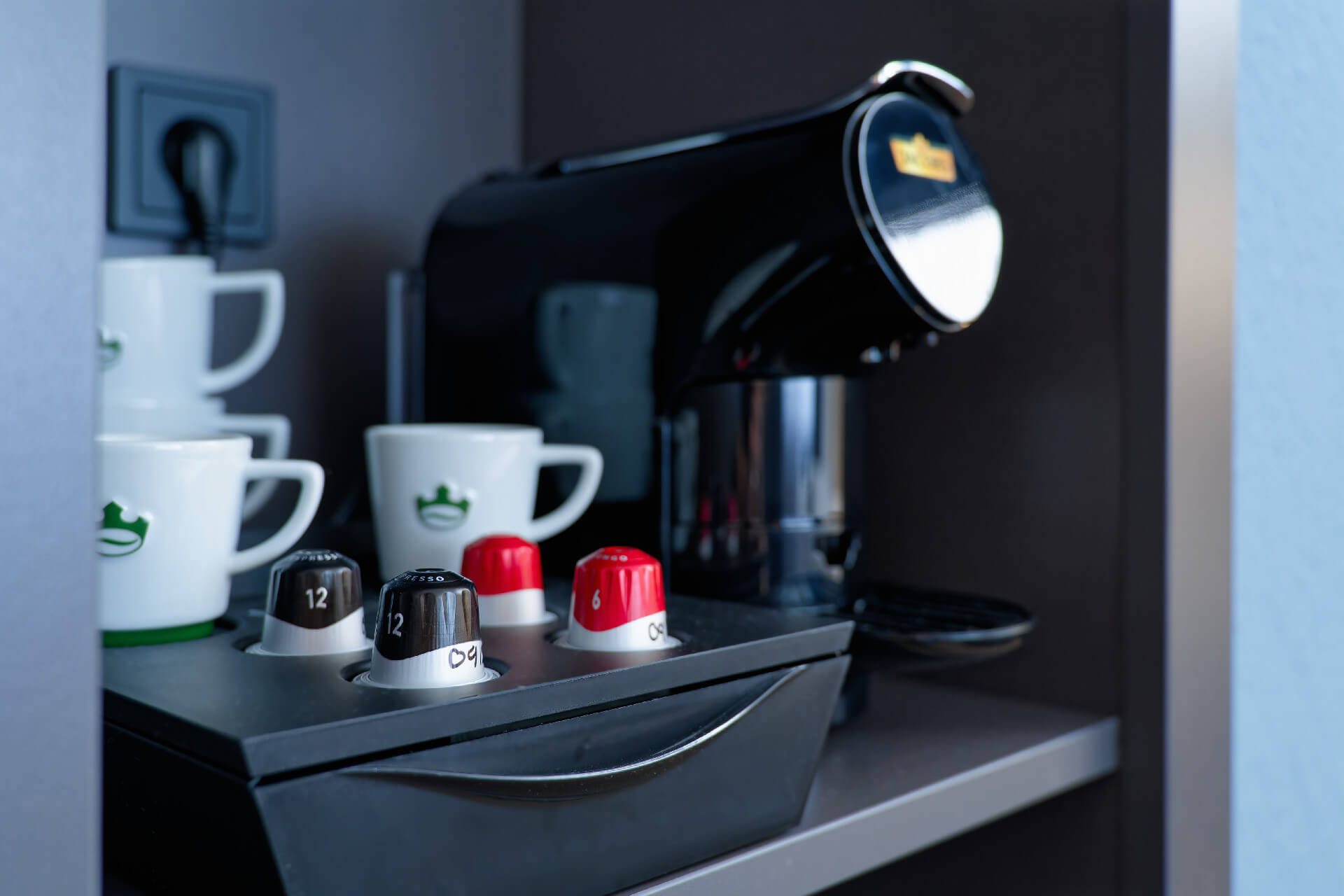 Coffee machine with cups in the ATLANTIC Hotel Landgut Horn