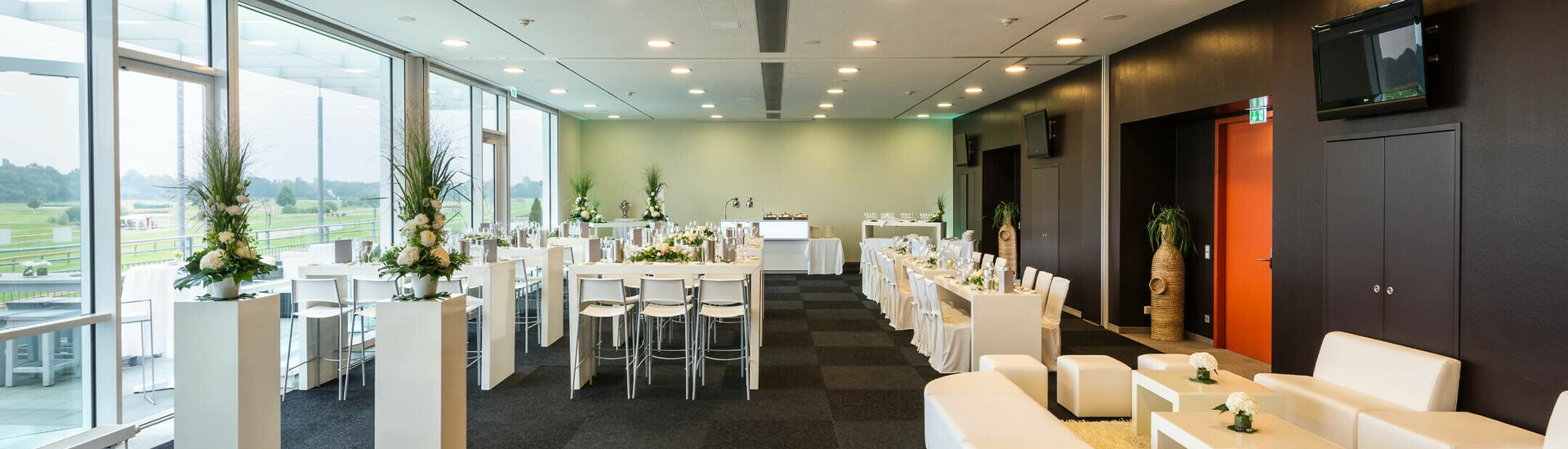 Event in the function rooms St. Andrews and Augusta Modern function room with white furniture and large windows at the ATLANTIC Hotel Galopprennbahn Bremen.