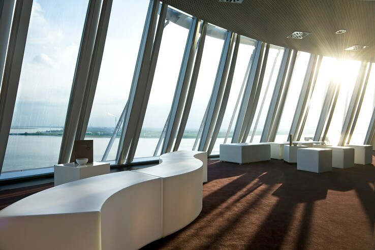 Captain's lounge in the ATLANTIC Hotel SAIL City with a view over the Weser