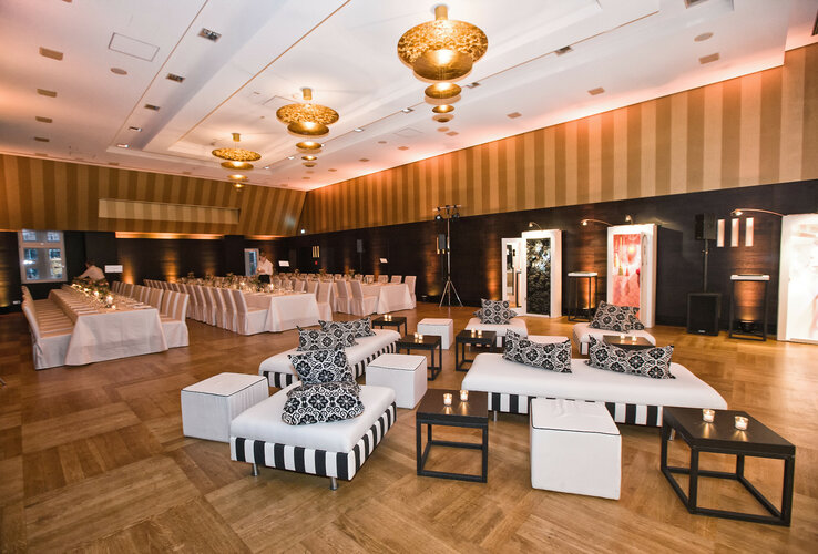 Eleganter Veranstaltungsraum im ATLANTIC Grand Hotel Bremen mit stilvollen Sitzgelegenheiten und dekorativer Beleuchtung.