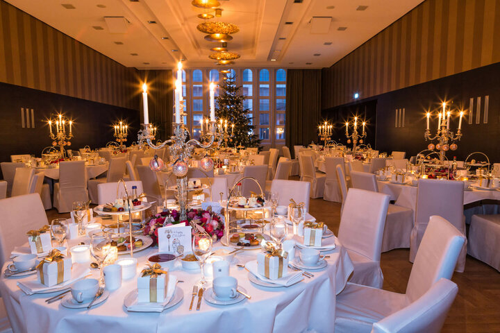 Eleganter, festlich dekorierter Bankettsaal mit Kerzenleuchtern und gedeckten Tischen im ATLANTIC Grand Hotel Bremen.