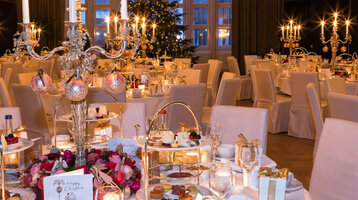 Eleganter, festlich dekorierter Bankettsaal mit Kerzenleuchtern und gedeckten Tischen im ATLANTIC Grand Hotel Bremen.