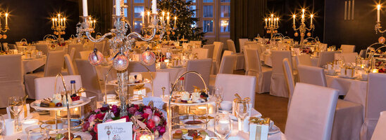 Eleganter, festlich dekorierter Bankettsaal mit Kerzenleuchtern und gedeckten Tischen im ATLANTIC Grand Hotel Bremen.