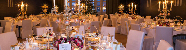 Eleganter, festlich dekorierter Bankettsaal mit Kerzenleuchtern und gedeckten Tischen im ATLANTIC Grand Hotel Bremen.