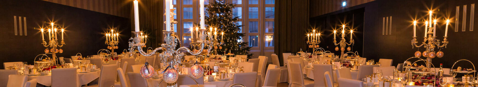 Eleganter, festlich dekorierter Bankettsaal mit Kerzenleuchtern und gedeckten Tischen im ATLANTIC Grand Hotel Bremen.