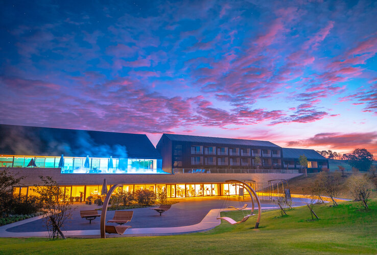 Ansicht des Hotels bei Sonnenuntergang