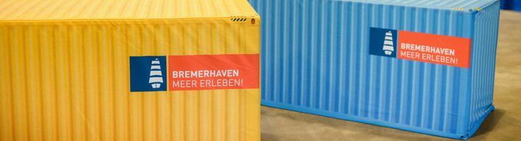 Bunte Sitzsäcke und Container im ATLANTIC Hotel Sail City, Bremerhaven, mit "Bremerhaven Meer Erleben!"-Logo.