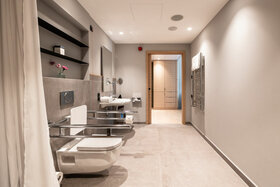 Barrierefreies Badezimmer im ATLANTIC Hotel Heidelberg mit Haltegriffen, ebenerdiger Dusche und modernen Annehmlichkeiten.