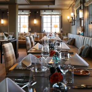 Elegantes Restaurant mit gedeckten Tischen, stilvoller Beleuchtung und gemütlichen Sitzgelegenheiten im Landhaus Severin*s Sylt.