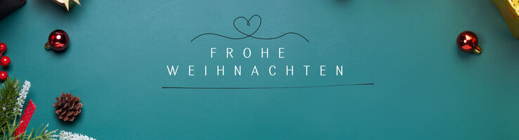 Weißer Text auf blauem Hintergrund: "Frohe Weihnachten", mit Tannenzweigen und Baumkugeln daneben.