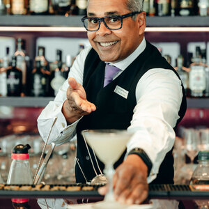 DECK 8 bar in Kiel with bar manager Ravindra Silva A friendly bartender at the ATLANTIC Hotel Kiel serves a cocktail at the bar.
