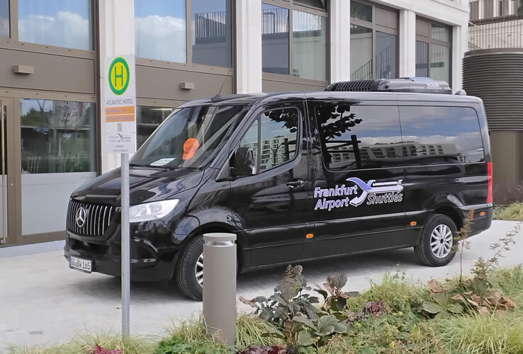 ATLANTIC Hotel Heidelberg Airport Shuttle Shuttle zum Frankfurter Flughafen vor dem ATLANTIC Hotel Heidelberg
