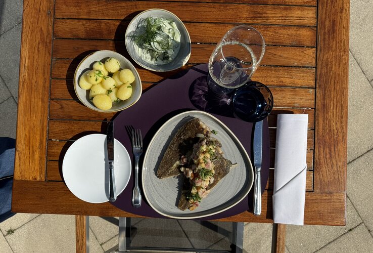 Maischolle mit feiner Speckstippe, Petersilienkartoffeln und frischem Gurken-Dill-Salat