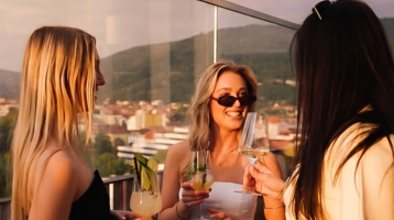 Drei Frauen genießen Drinks auf der Terrasse vom 15 High Heidelberg