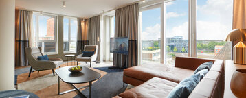 Wohnbereich der Grand Suite mit Ausblick auf die Weser