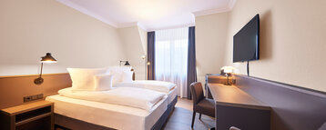 Zimmer mit Doppelbett im ATLANTIC Hotel Landgut Horn