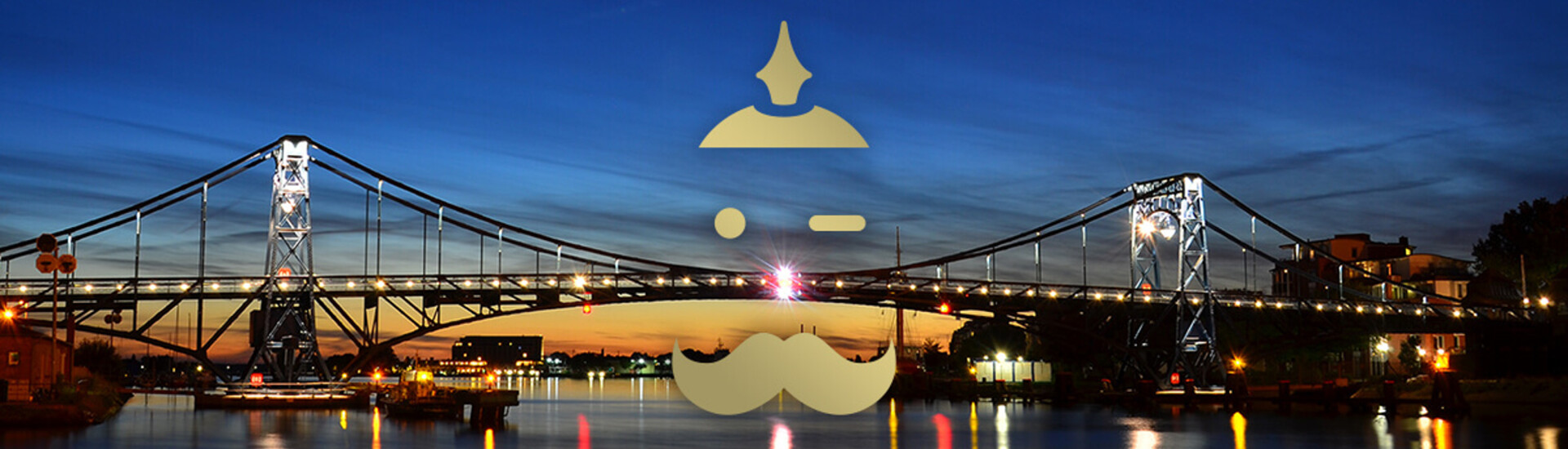 ATLANTIC Hotel Wilhelmshaven Veranstaltungstipps | Stadtjubiläum Beleuchtete Brücke bei Dämmerung, reflektiert im Wasser, mit stilisiertem Logo im Vordergrund.