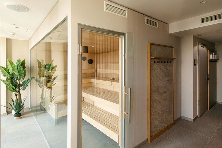 Blick auf die moderne Sauna.