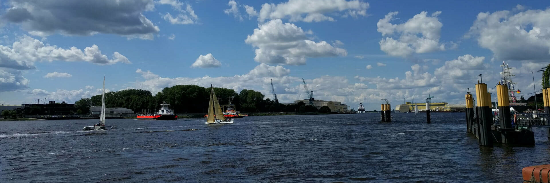 Blick auf die Weser mit Segelbooten und Wolkenhimmel, nahe ATLANTIC Hotel Vegesack, Bremen.