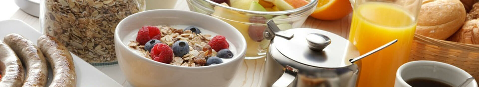 Festtagsbrunch im ATLANTIC Grand Hotel Travemünde Frühstücksbuffet mit Müsli, Obst, Saft, Kaffee, Rührei, Würstchen und Gebäck im ATLANTIC Grand Hotel Travemünde.