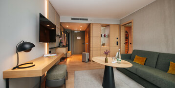 Blick von der Sitzecke in den Eingangsbereich und den Fernseher