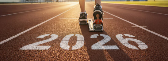 Trekking Bahn mit der Zahl 2026 und einer Läuferin