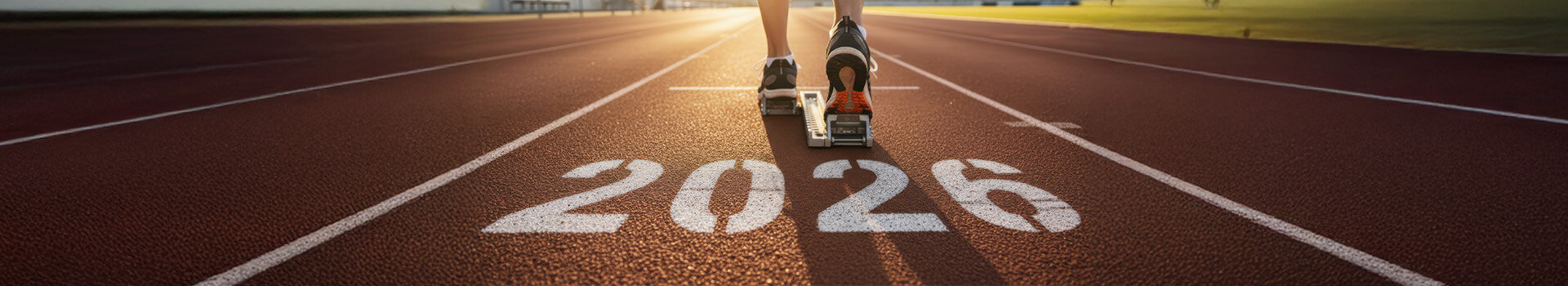 Trekking Bahn mit der Zahl 2026 und einer Läuferin