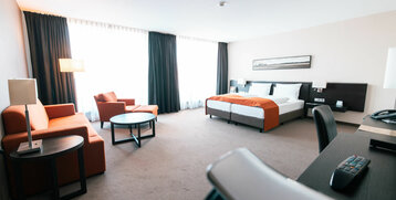 Blick auf das barrierefreie Zimmer mit Schreibtisch und Sitzecke