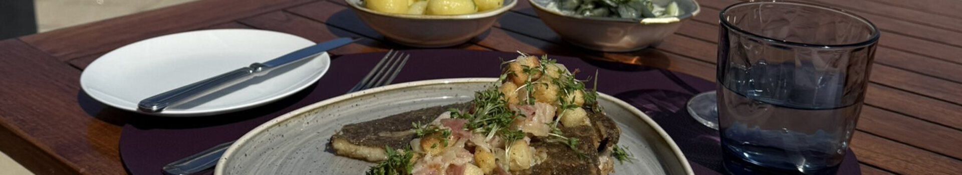 Maischolle auf der Terrasse vom Restaurant HARBOUR View Wilhelmshaven