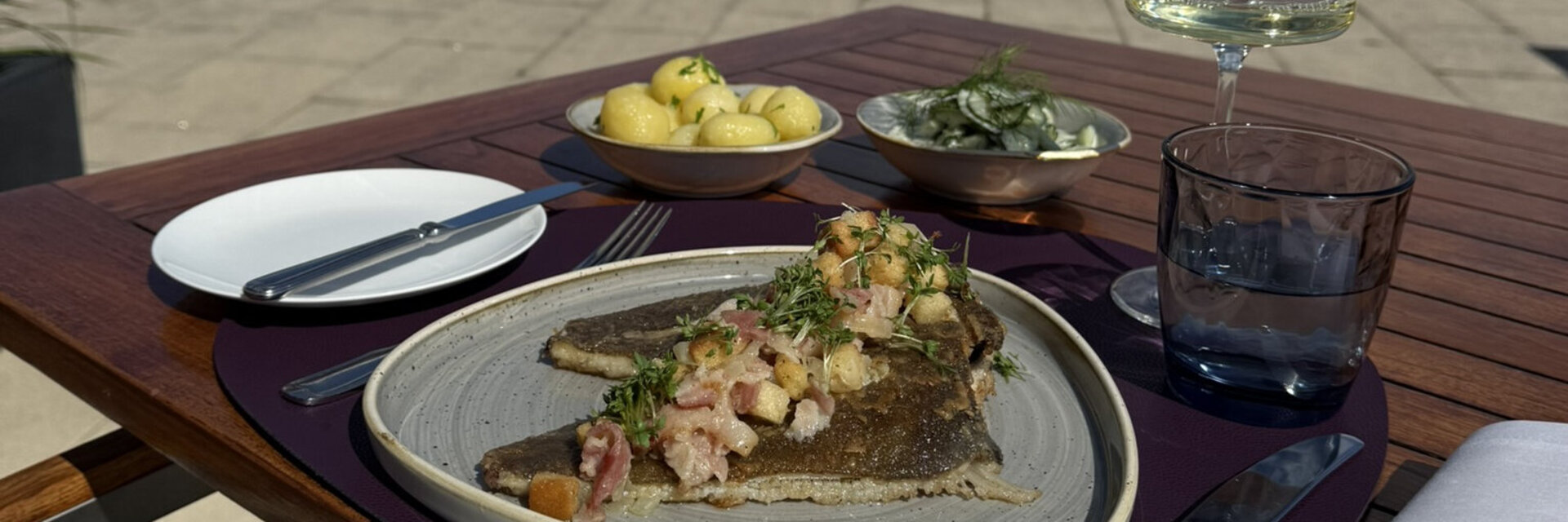 Maischolle auf der Terrasse vom Restaurant HARBOUR View Wilhelmshaven