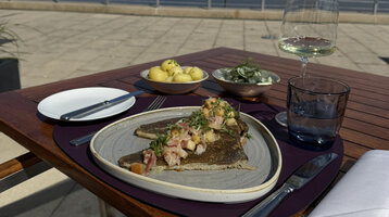 Maischolle auf der Terrasse vom Restaurant HARBOUR View Wilhelmshaven