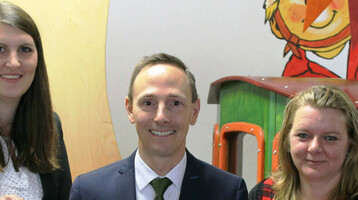 Drei Personen halten einen großen Scheck über 1000 Euro im ATLANTIC Hotel Wilhelmshaven.