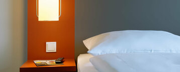 Bed in a barrier-free room | ATLANTIC Hotel Galopprennbahn Bremen