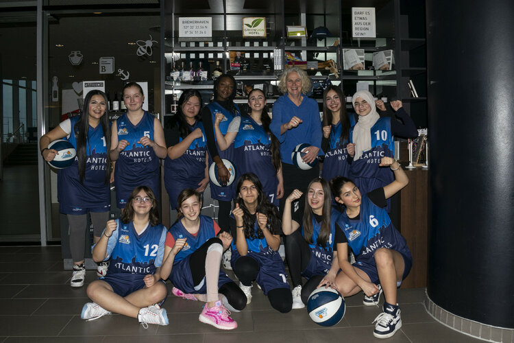 Kooperation Mädchenmannschaft Eisbären Bremerhaven U14 mit ATLANTIC Hotel Sail City