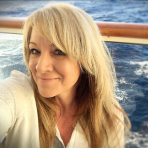 Lächelnde Frau mit langen Haaren