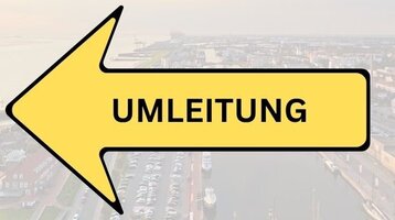 Gelber Pfeil mit der Aufschrift "Umleitung" vor einer Aussicht auf Bremerhaven.