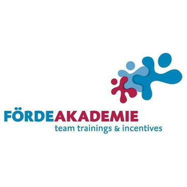 Logo der Fördeakademie mit blauen und roten abstrakten Formen, darunter der Schriftzug "team trainings & incentives".