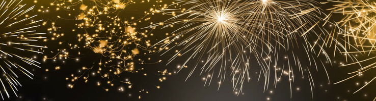Golden firework lights against a dark sky symbolize the festivity and elegance of the ATLANTIC Grand Hotel Bremen.
