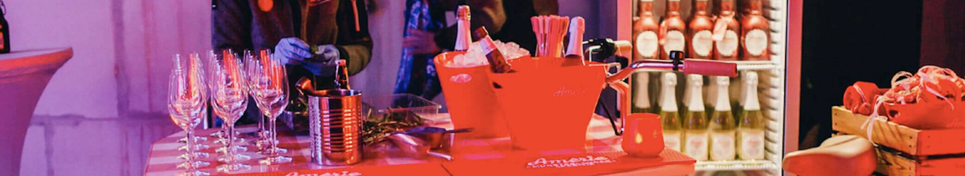 Baustellenparty im Rohbau des ATLANTIC Hotel Münster Bar mit Getränken und Gläsern, Fahrrad-Dekoration, Kühlschrank mit Flaschen, stimmungsvolle Beleuchtung im ATLANTIC Hotel Münster.