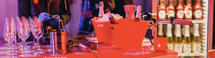 Baustellenparty im Rohbau des ATLANTIC Hotel Münster Bar mit Getränken und Gläsern, Fahrrad-Dekoration, Kühlschrank mit Flaschen, stimmungsvolle Beleuchtung im ATLANTIC Hotel Münster.