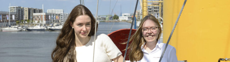 Merle Scheithauer (l.) und Anika Klimpat auf einem Schiff
