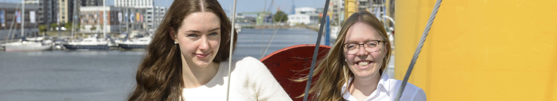 Merle Scheithauer (l.) und Anika Klimpat auf einem Schiff