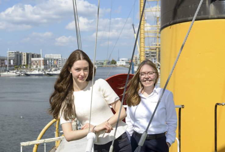 Merle Scheithauer (l.) und Anika Klimpat auf einem Schiff