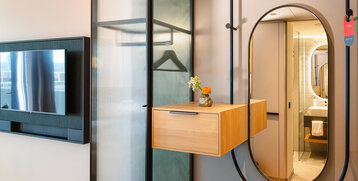 Garderobe und Spiegel im Eingangsbereich des Zimmers.