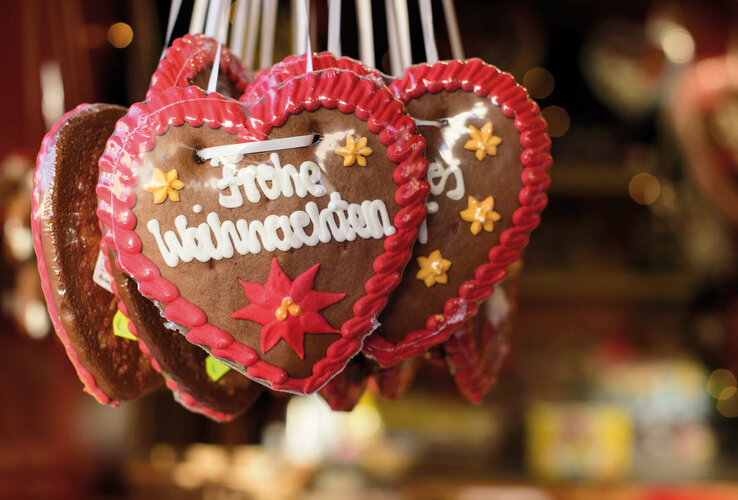 Gingerbread hearts with icing and "Merry Christmas" lettering, decorated with red and yellow stars.