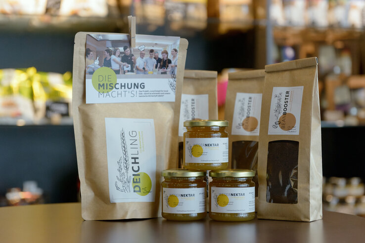 Local products at the ATLANTIC Hotel: Weser honey, Deichling blend and Beanbooster coffee on a table.