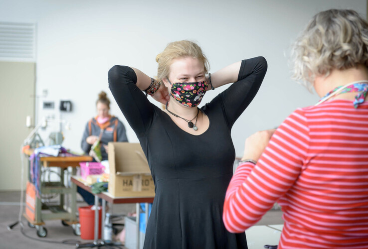 Zwei Frauen nähen Stoffmasken in einem hellen Raum im ATLANTIC Hotel Sail City.