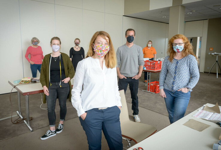 Gruppe von Menschen mit Masken in einem Konferenzraum des ATLANTIC Hotel Sail City in Bremerhaven.