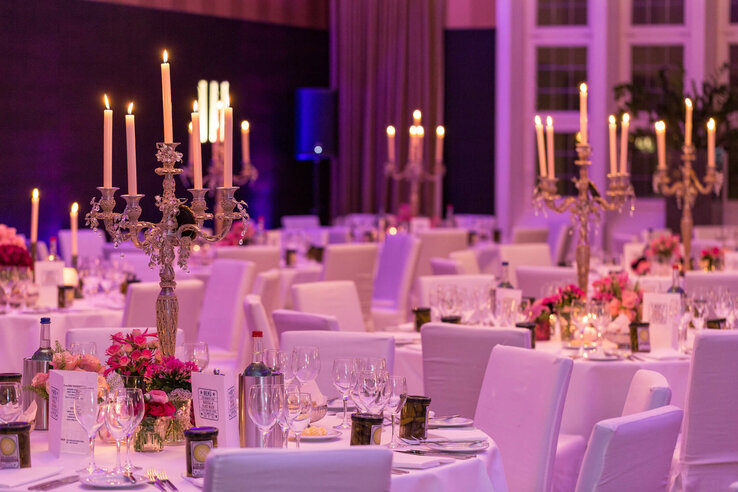 Elegante, festlich gedeckte Tische mit Kerzenleuchtern und Blumenarrangements im ATLANTIC Grand Hotel Bremen.