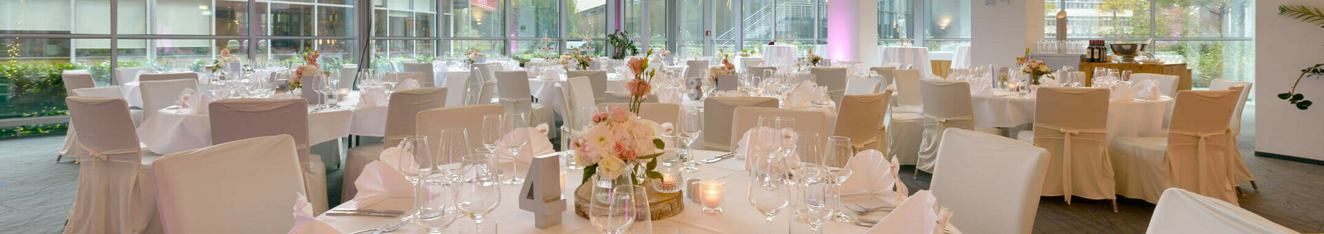 ATLANTIC Hotel Universum – Wedding Elegant banquet hall in the ATLANTIC Hotel Universum, Bremen, with set tables and large windows.